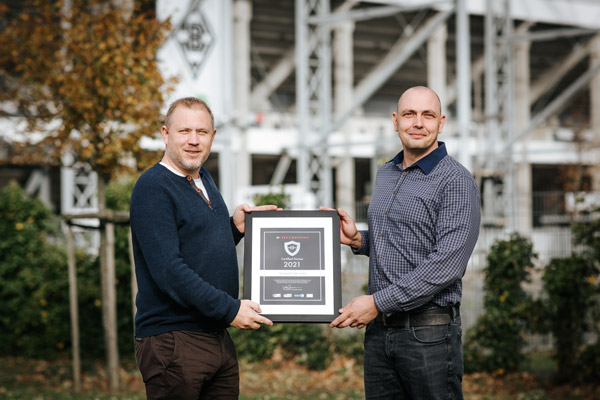 Überreichung der Securepoint Partnerurkunde vor dem Mönchengladbacher Borussiapark